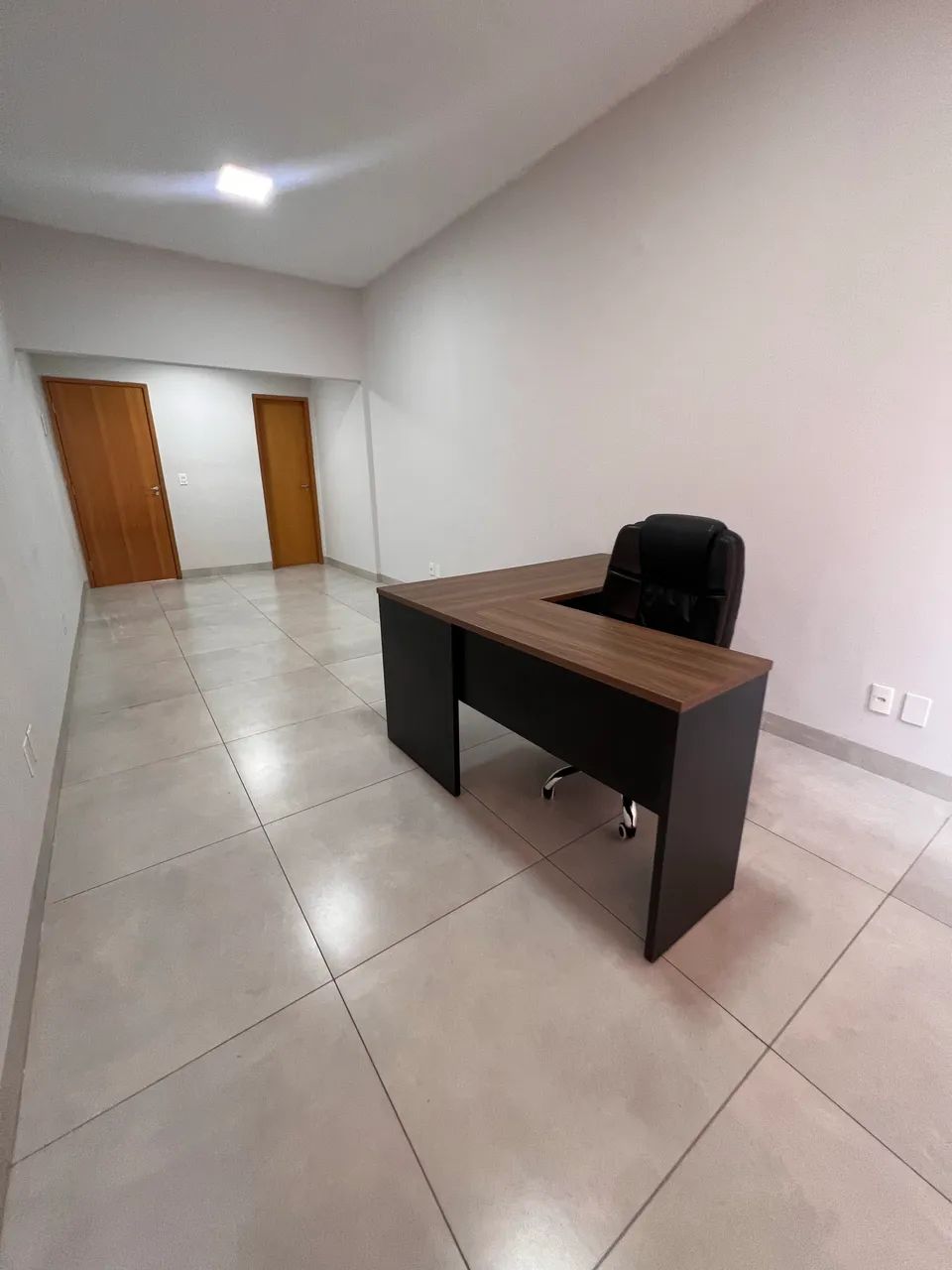Sala Comercial com mesa de escritório no centro de Goiânia  - Foto 2
