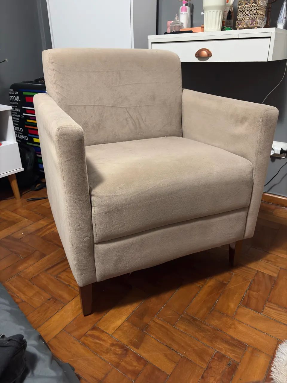 Poltrona em suede bege - Foto 2