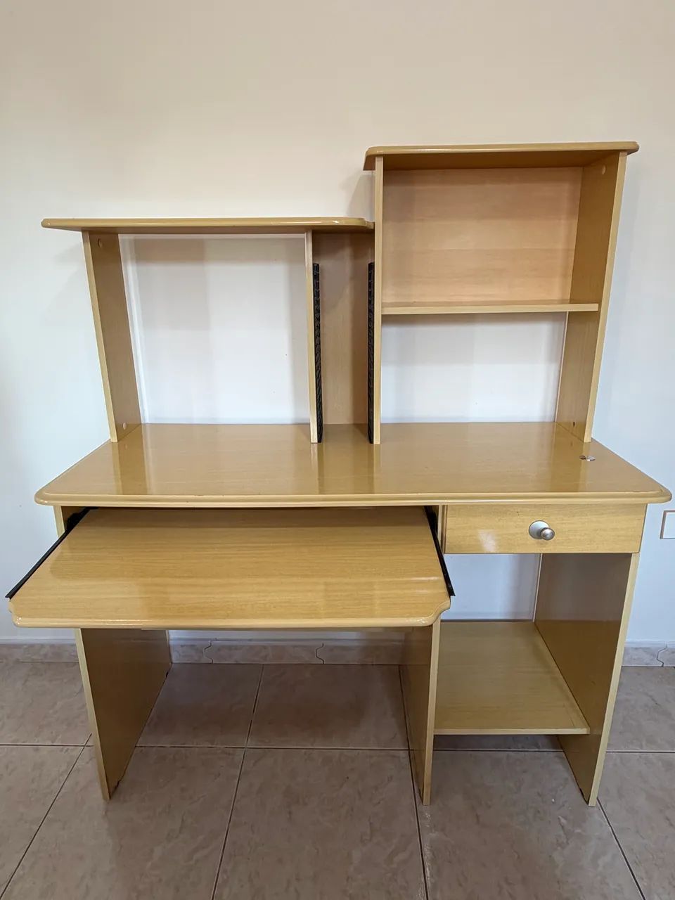 Mesa para computador com gaveta e nichos