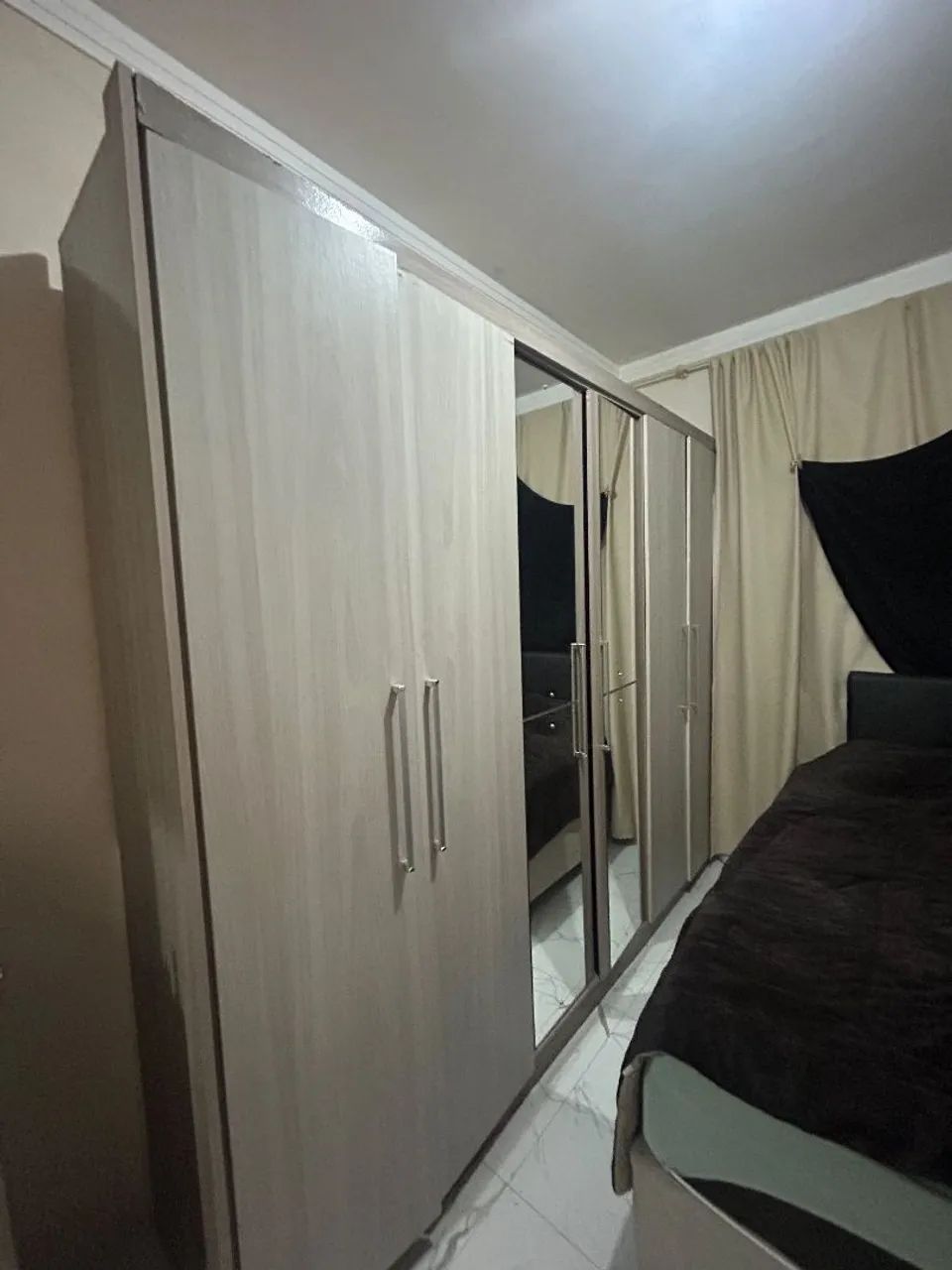 Guarda-roupa 6 portas com espelho - Foto 2