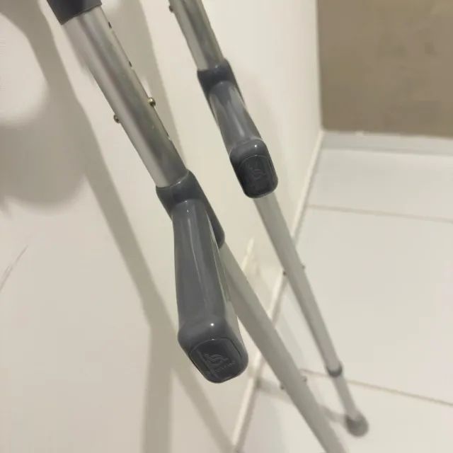 Par de Muletas Canadense Articulada - Importada - Foto 4