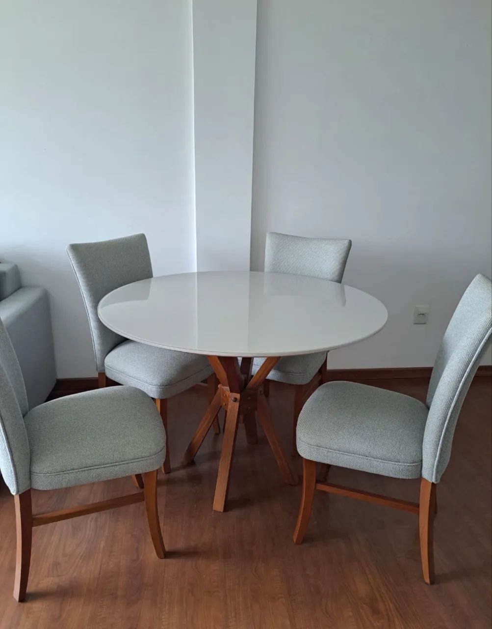 Conjunto perfeito de mesa e 4 cadeiras!! - Foto 2