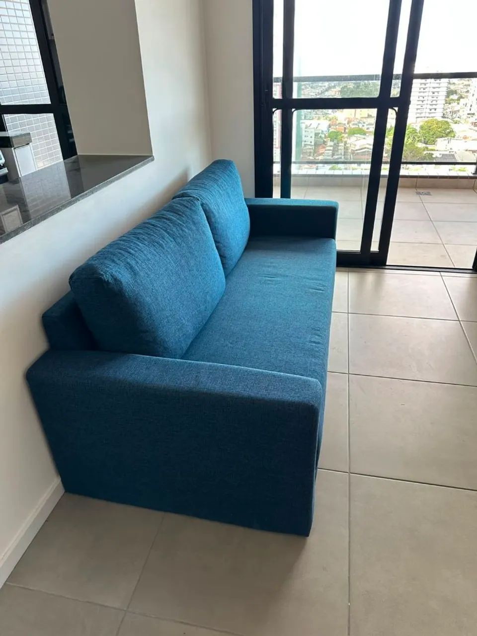 Vendo sofá azul, pouquíssimo uso, 3 lugares 2mX95cm - Foto 2
