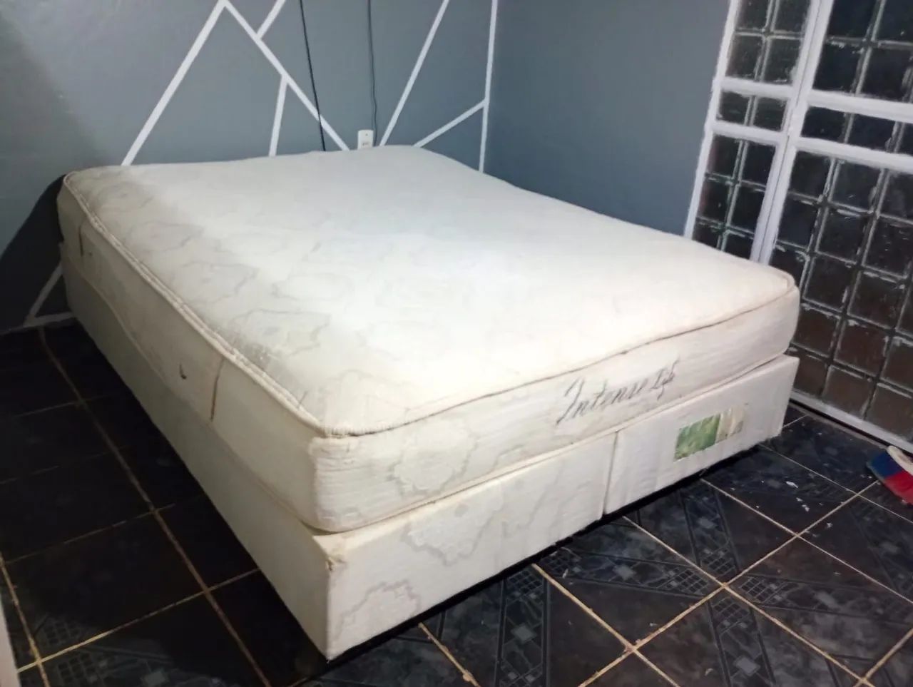 Cama queen size duas bases e colchão de molas confortável e higienizada  - Foto 4