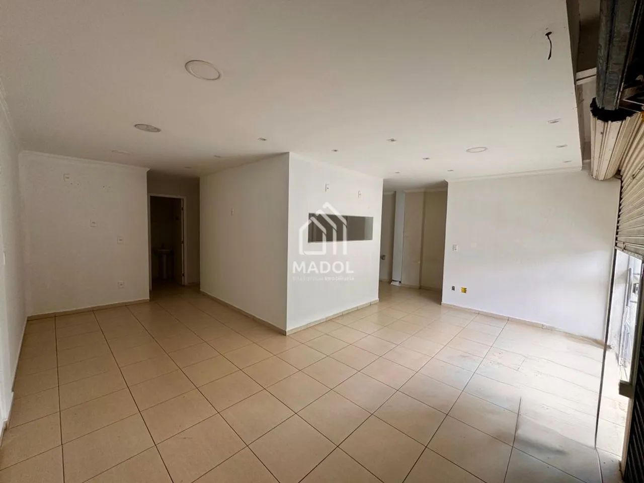 Sala comercial para locação na Rua Balduíno Taques, por R$ 5.000,00.
