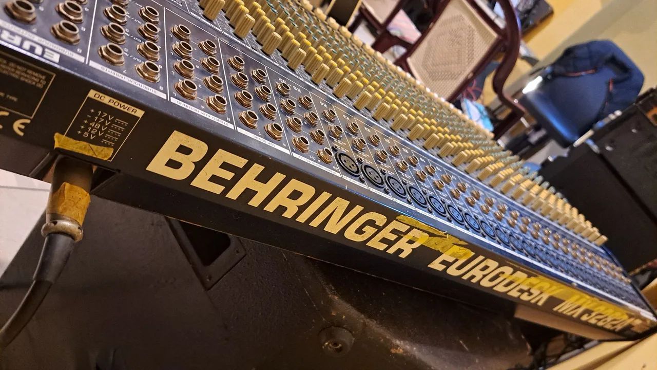 Mesa Behringer mx3282 A 32 canais 