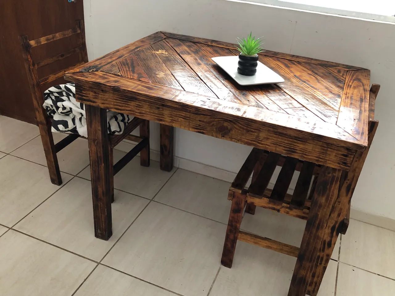Mesa Madeira 2 Cadeiras 