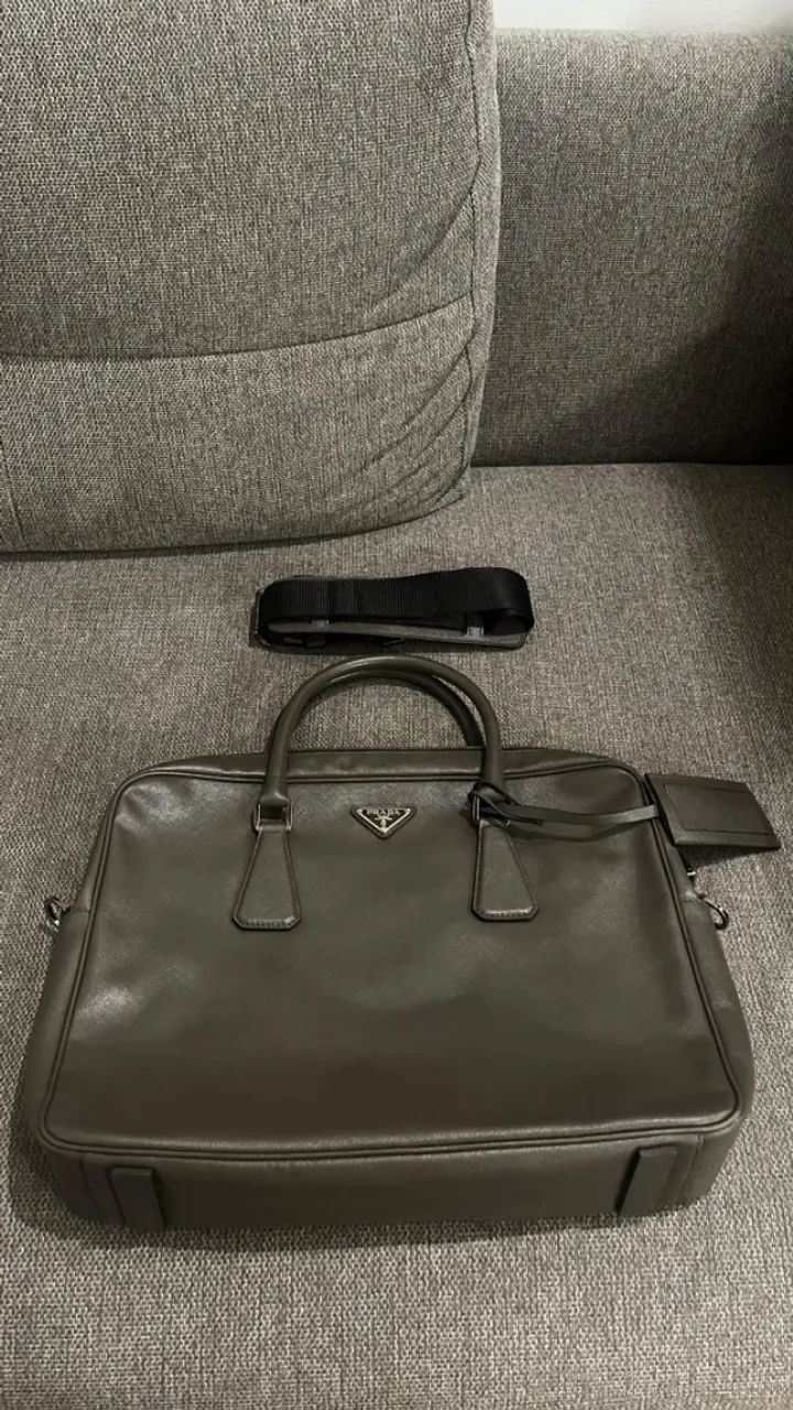 Pasta executiva Prada VA0891 Saffiano Travel em couro grafite