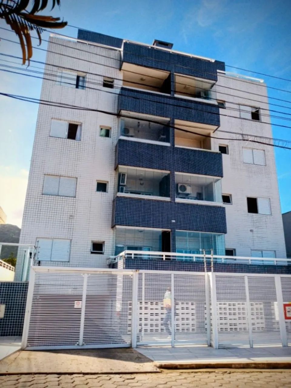 APARTAMENTO COM ELEVADOR E SUITE