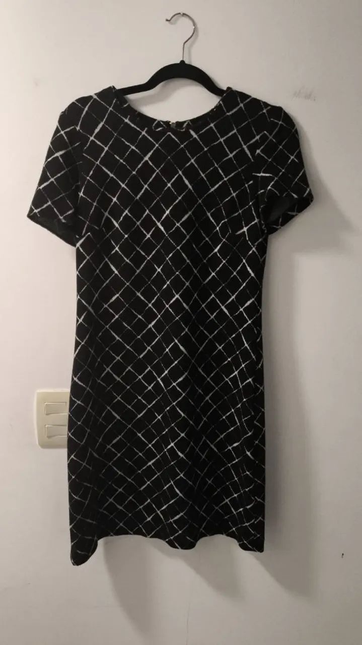 Vestido preto tipo tubo