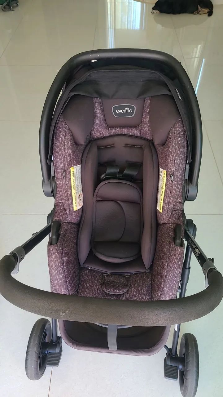 Carrinho de bebê.