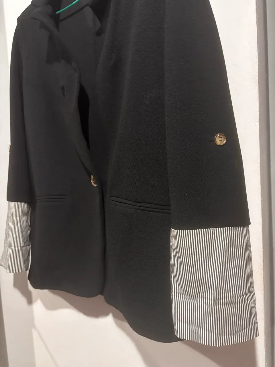 Blazer preto com detalhe na manga - Foto 4
