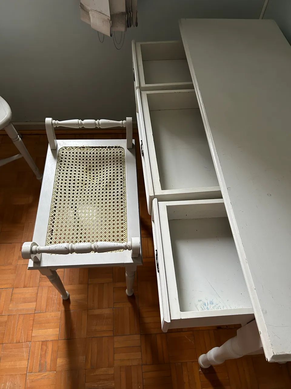 Penteadeira/aparador com espelho e banqueta. - Foto 3