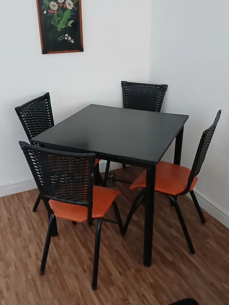 Mesa com 4 cadeiras estofadas