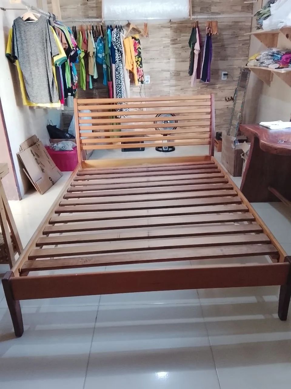 Cama casal em madeira maciça luxo!