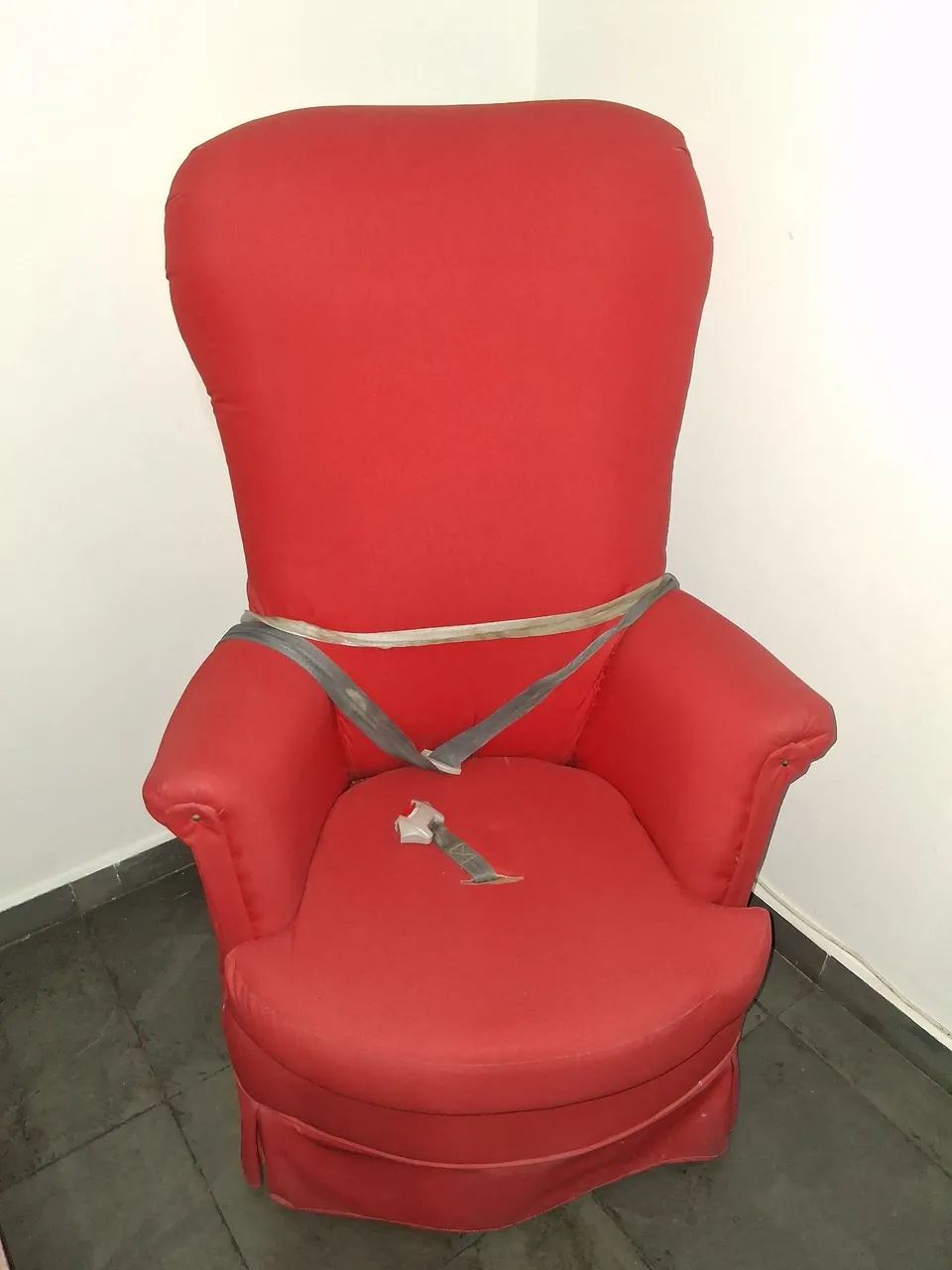Sofá em perfeito estado, com encosto alto.
