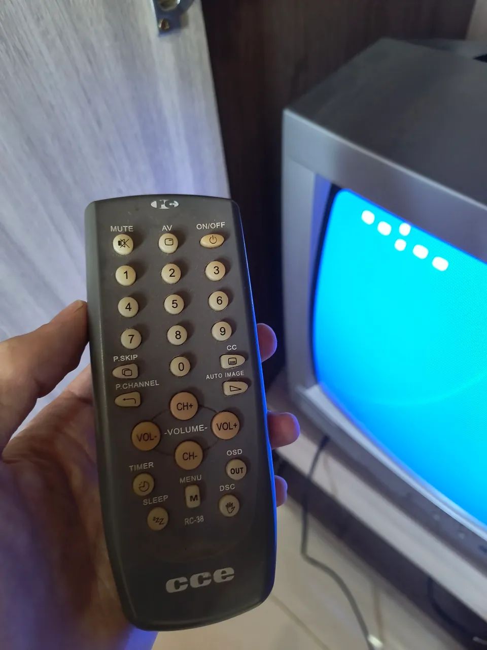 TV de tubo CCE HPS-2005 com controle - Foto 2