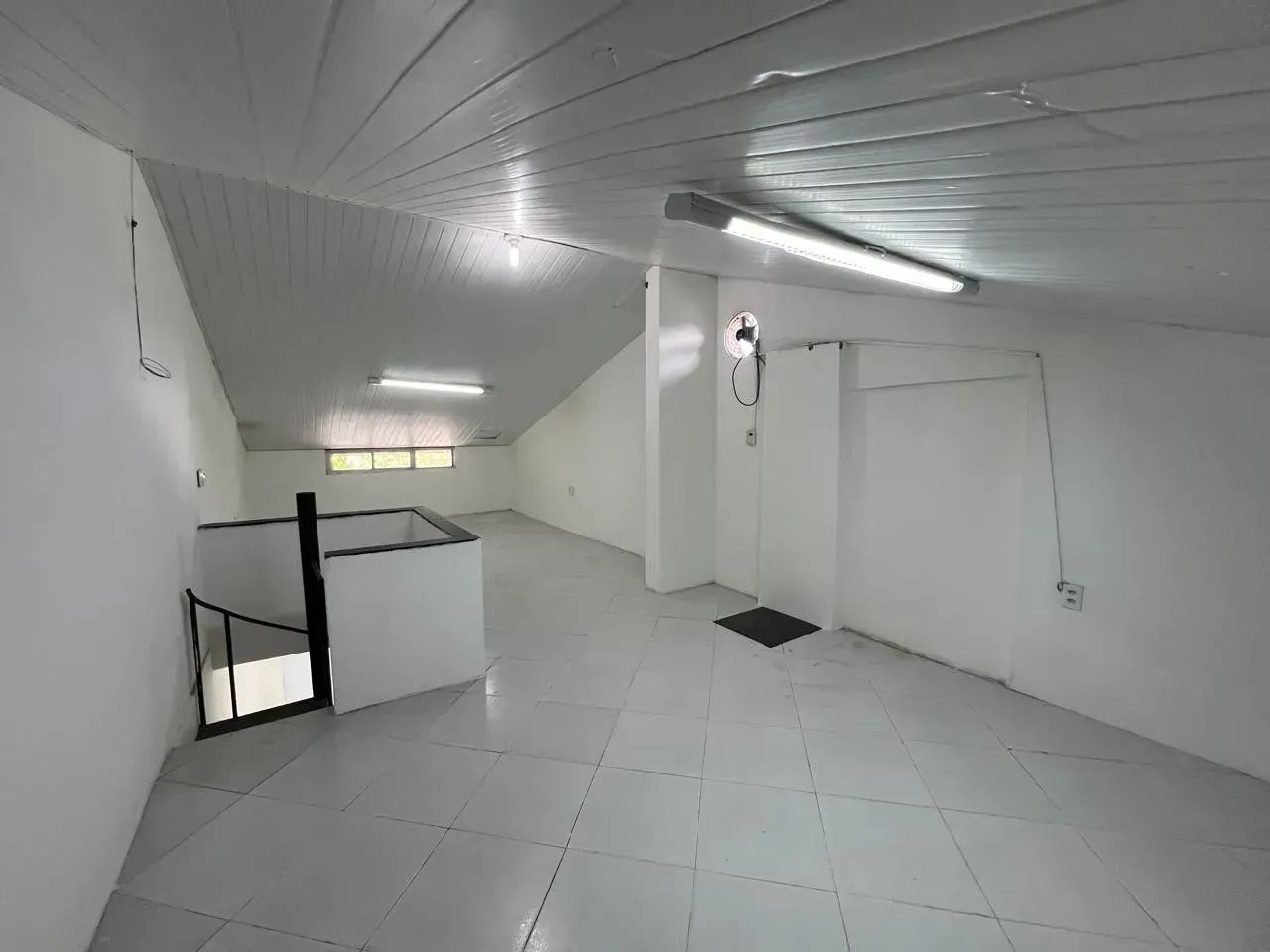 Linda loja com mezanino, 77m2, divisórias, Quintas do Lago. - Foto 4