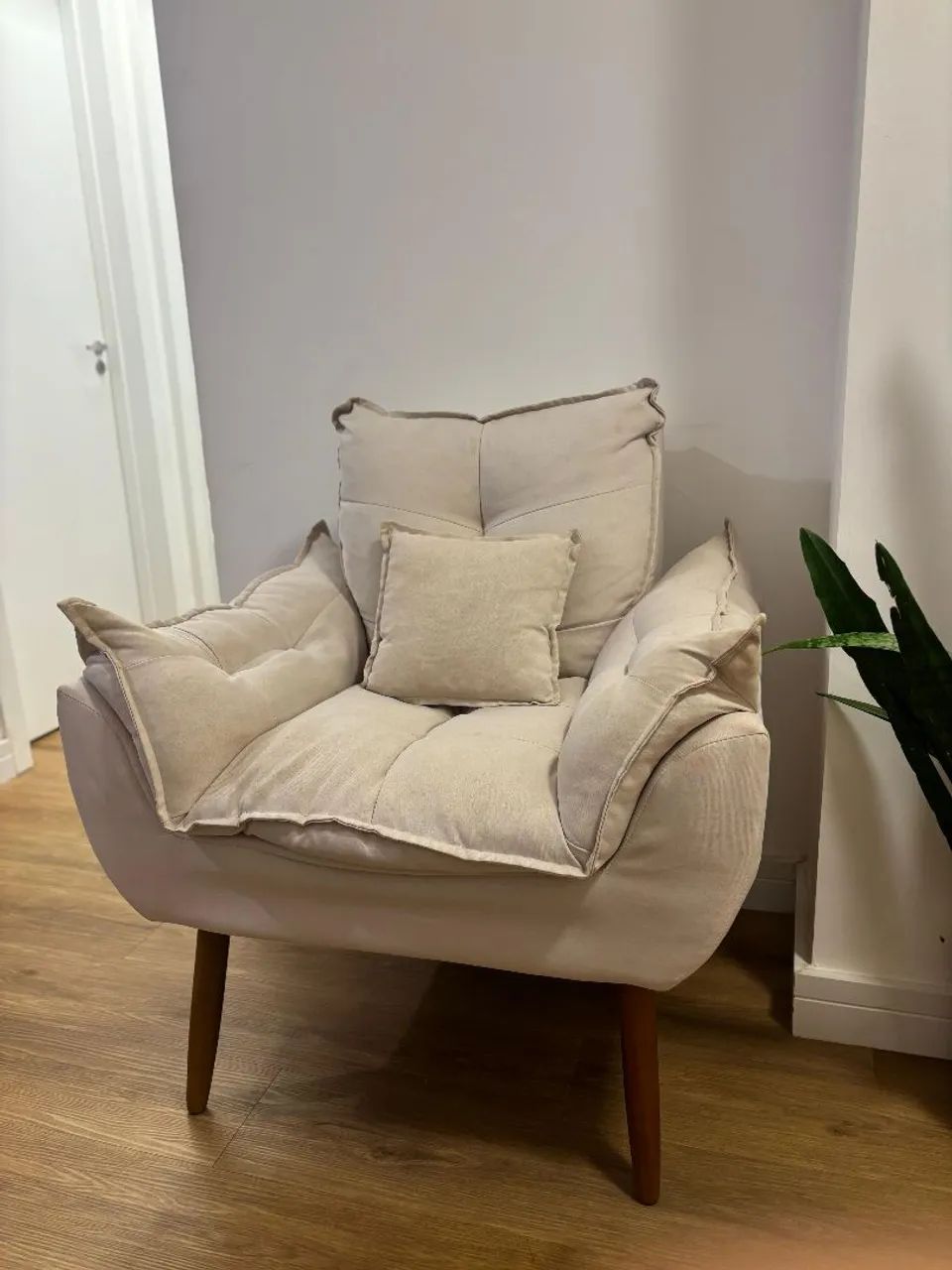 Poltrona Decorativa Bege + Almofada Pequena  - Foto 4