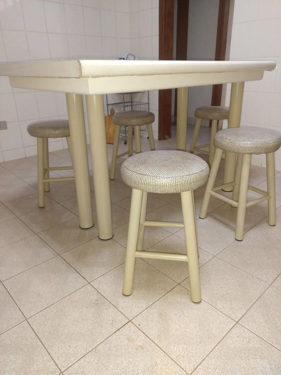 Mesa de cozinha e 6 bancos de ferro