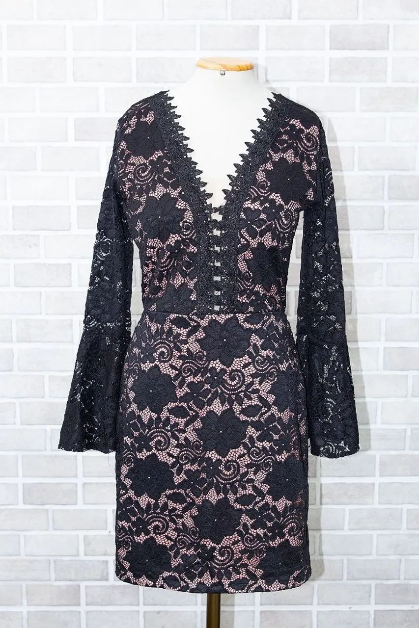 Vestido de renda com manga longa estilo morcego
