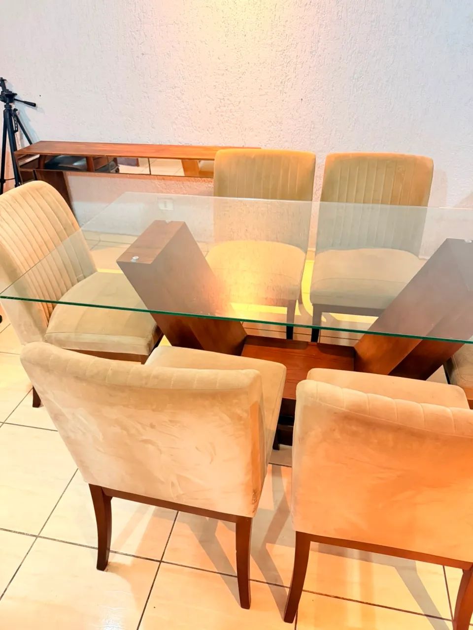 MESA DE JANTAR COM TAMPO DE VIDRO E 6 CADEIRAS ESTOFADAS - Foto 3