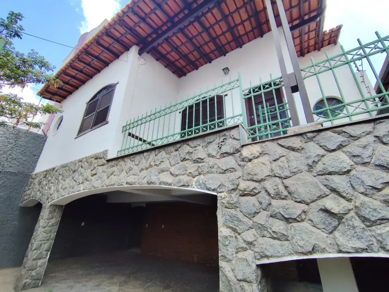 Casa Ampla com Habite-se e 5 Quartos Caiçara