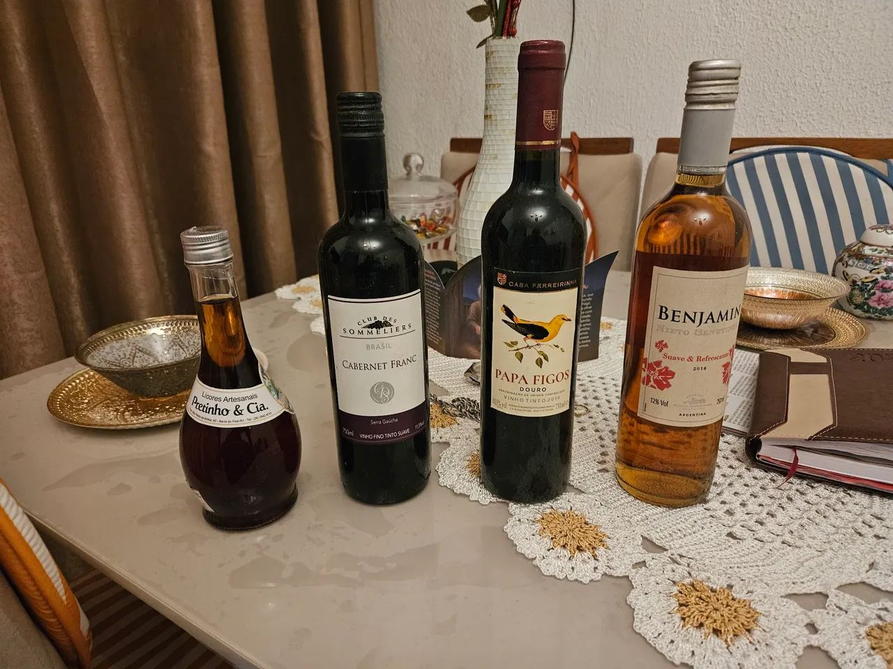 Vendo três vinhos e um licor. R$ 150,00. Tel: *  - Foto 2