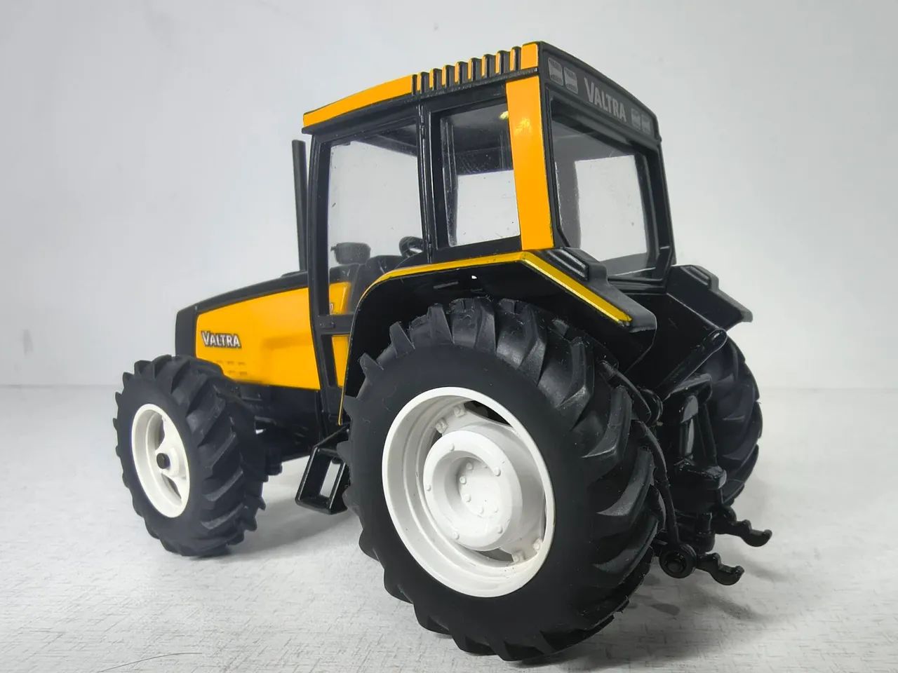 Miniatura Trator Valtra BH180  - Foto 4