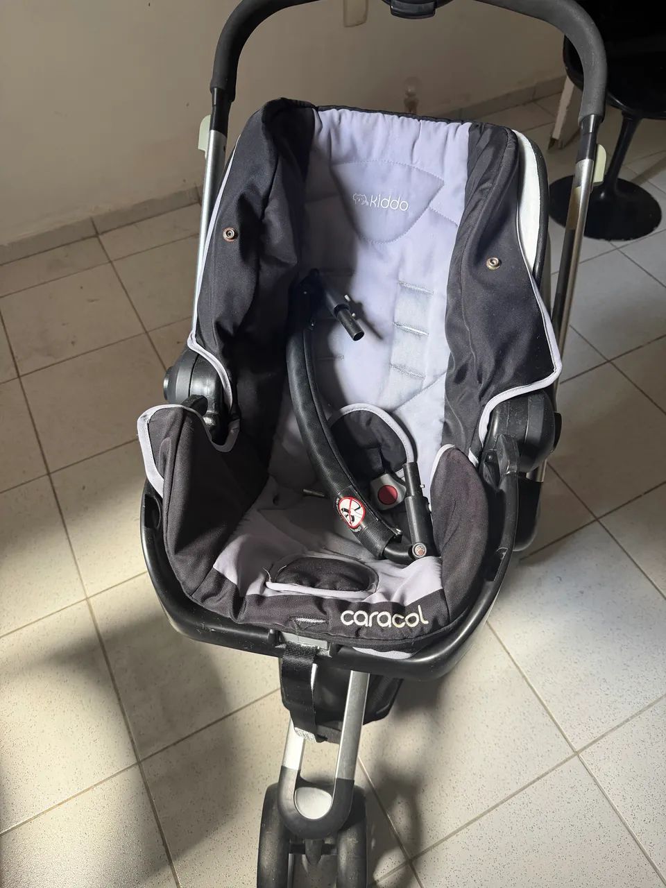 Carrinho de bebê com bebê conforto  - Foto 2