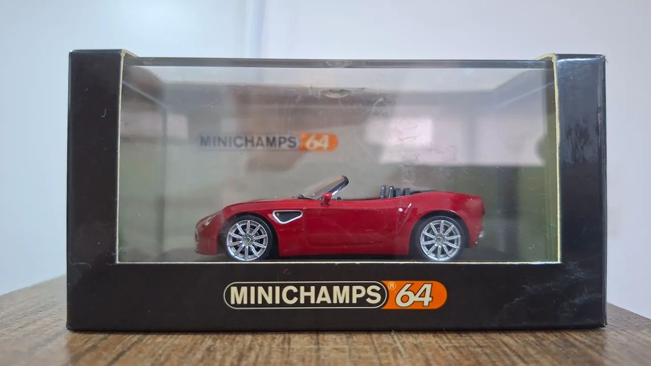 Minichamps Alfa Romeo 8C Spider vermelha 1:64