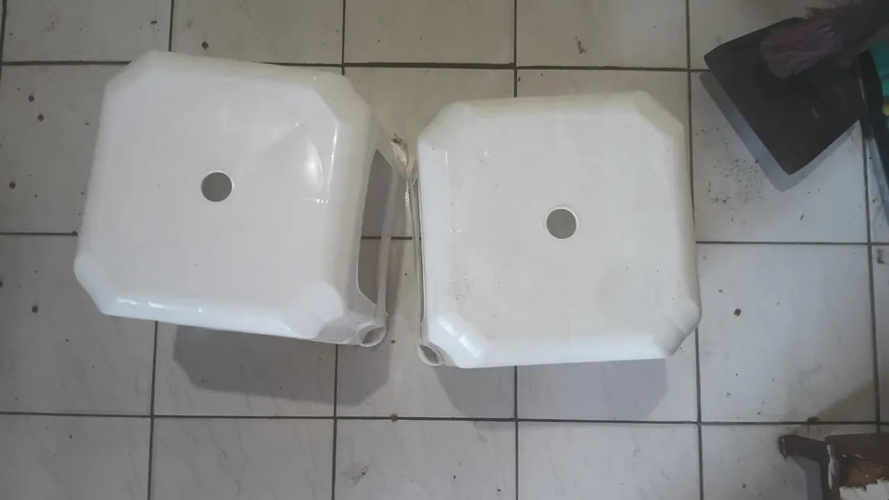 2 BANQUETAS DE PLÁSTICO (SEM DETALHES)