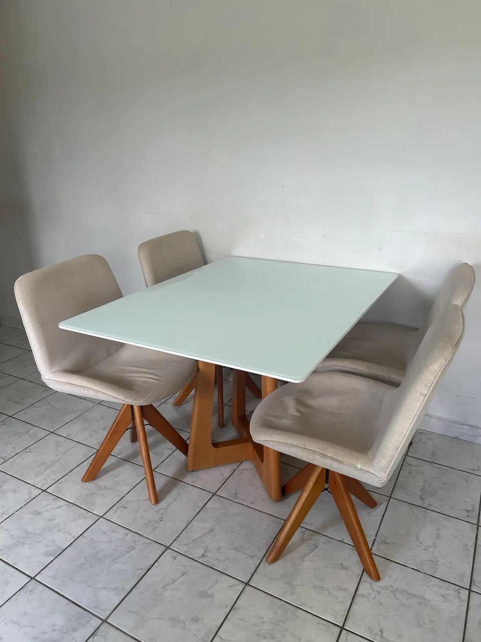 Mesa com 4 cadeiras