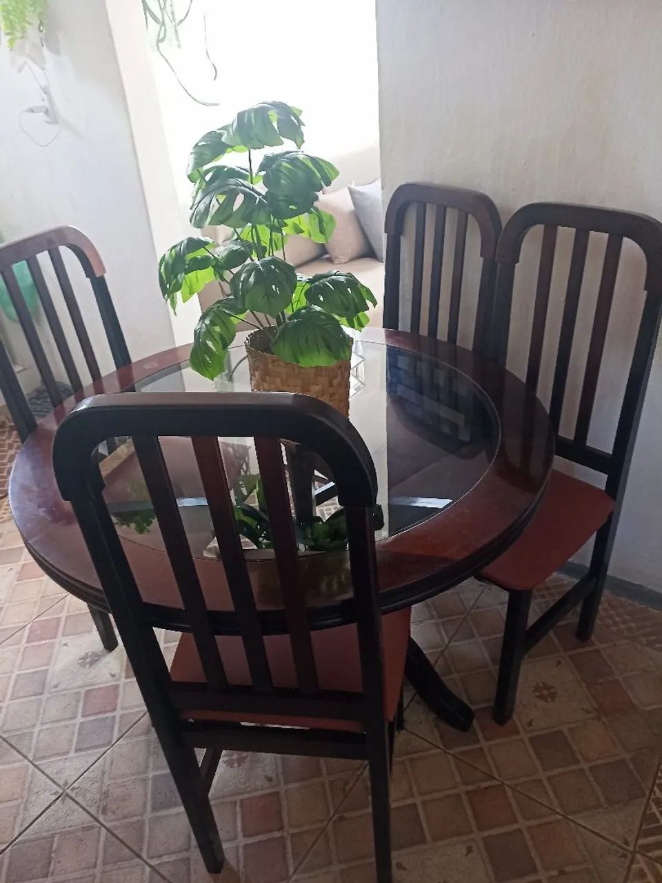 Mesa de  madeira com 4 cadeiras 880 acento das cadeiras no material couro colvin 