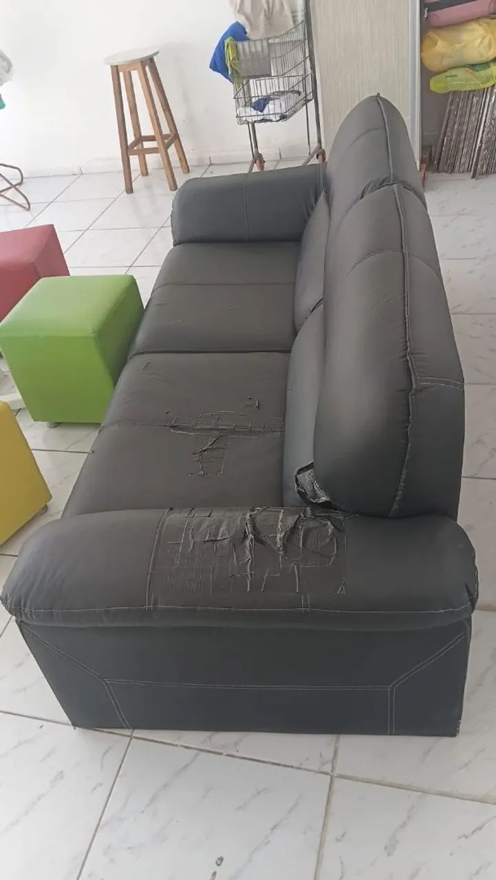 Sofá 3 lugares em couro Cor Preta faço a entrega grátis  - Foto 4