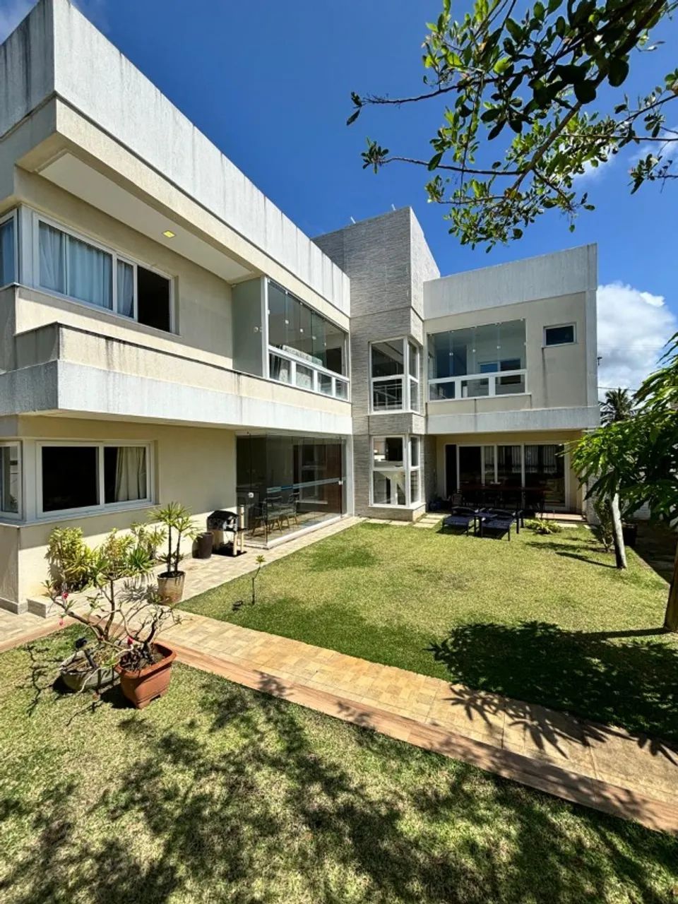 Excelente casa 5 suítes + DCE e ampla área verde. Maikai Residencial