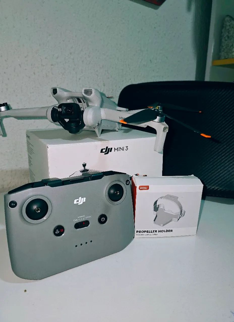 Drone Dji Mini 3 (Com Estojo/maleta e Suporte de Hélice)