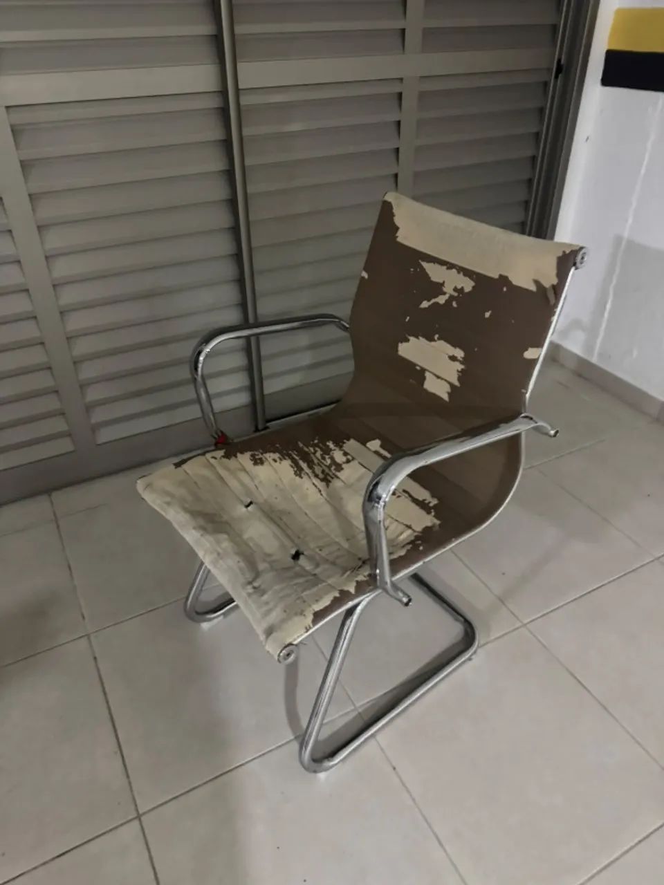 Cadeira de escritório estilo Eames base cromada (para reforma)