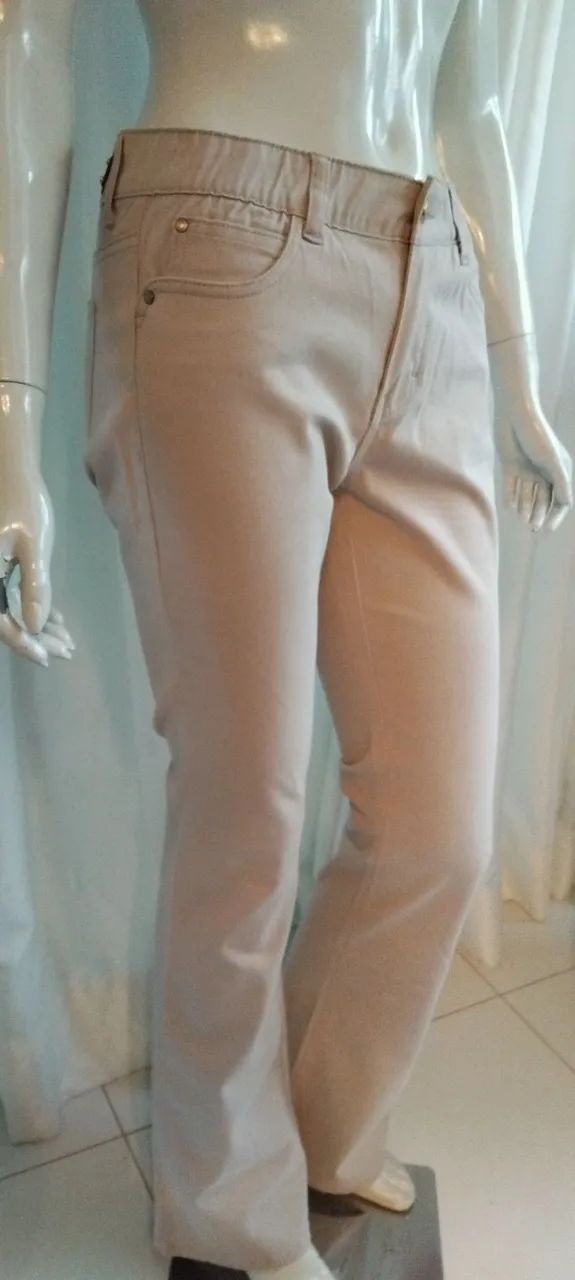 Calça de Sarja Flare com elastano - Foto 4