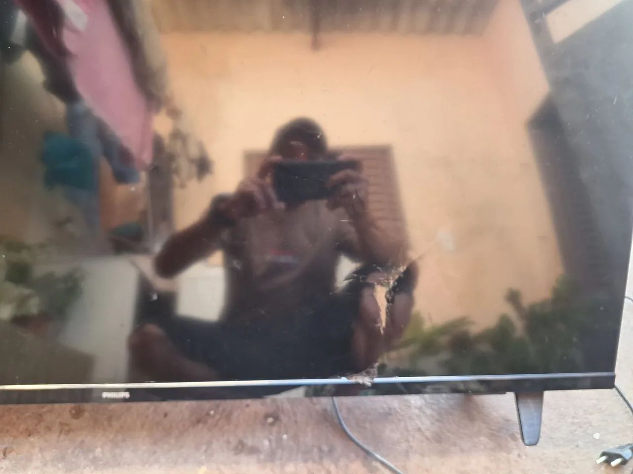 TV 50 POLEGADAS 4 K COM DEFEITO NÃO FUNCIONA TELA LISTA RETIRADA DE PEÇAS.. - Foto 5