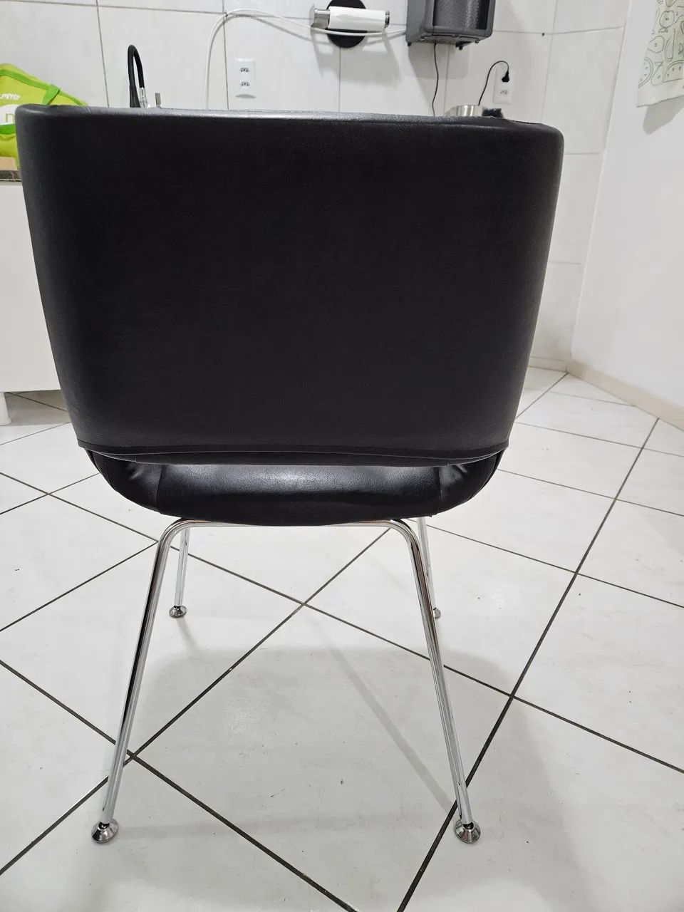 Cadeiras em couro preto e pés de alumínio 6pcs - Foto 4