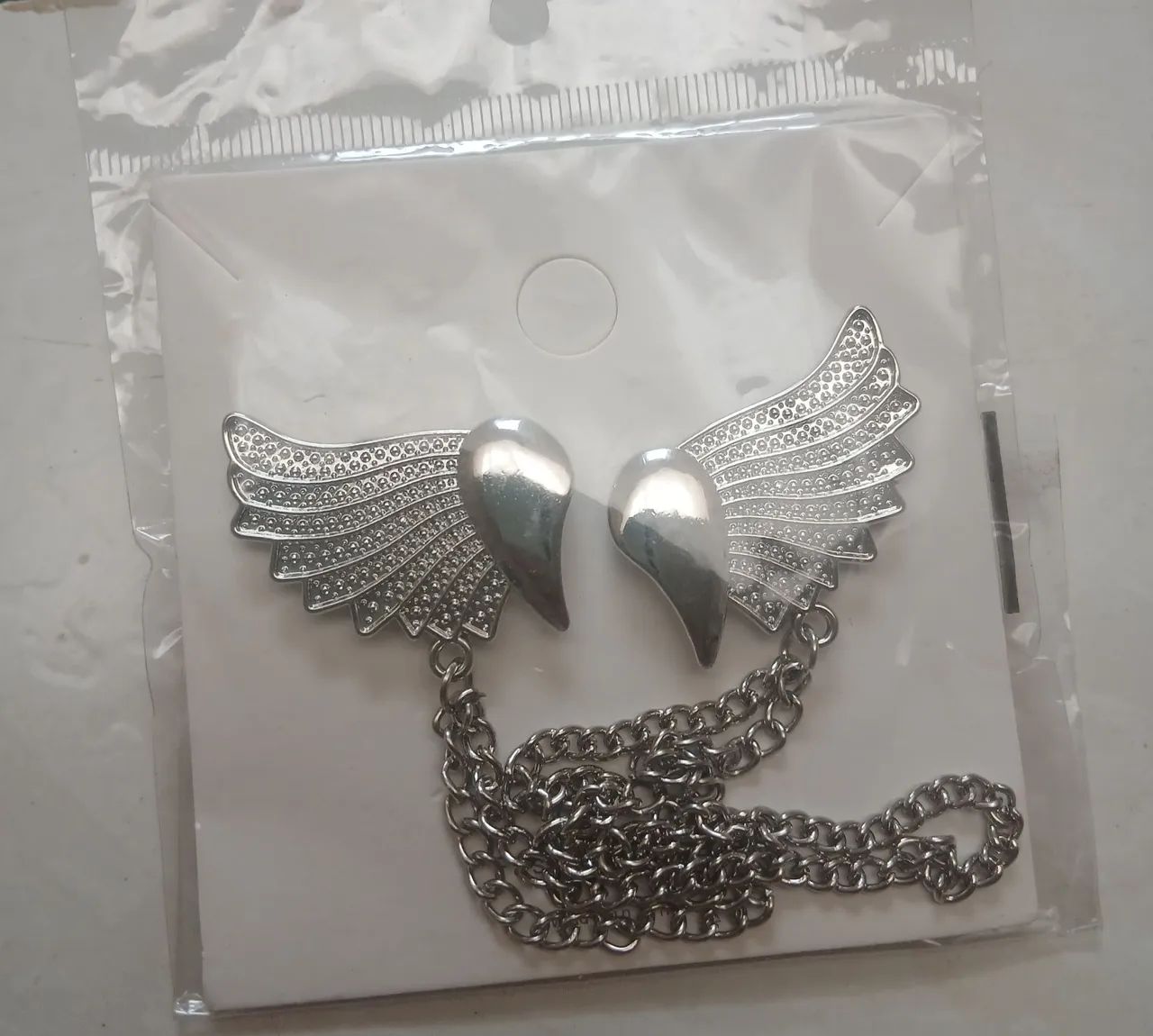 Broche asa de anjo metálico 