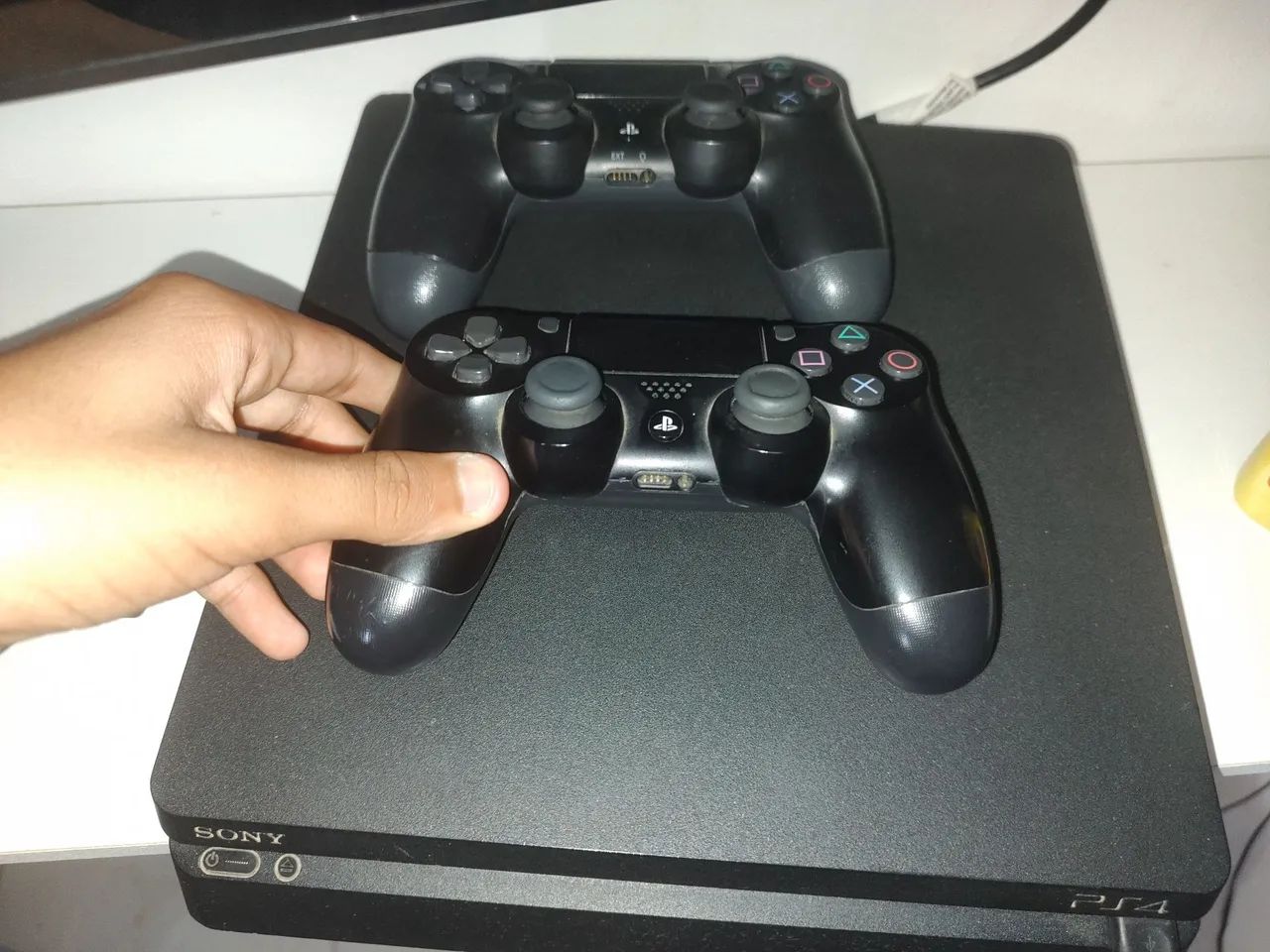PS4 2 controles e 13 jogos 9 de cd e 4 no PlayStation comprado na PlayStation store 2900 - Foto 3