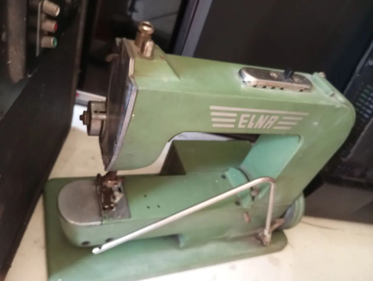 Máquina de costura antiga - Foto 5