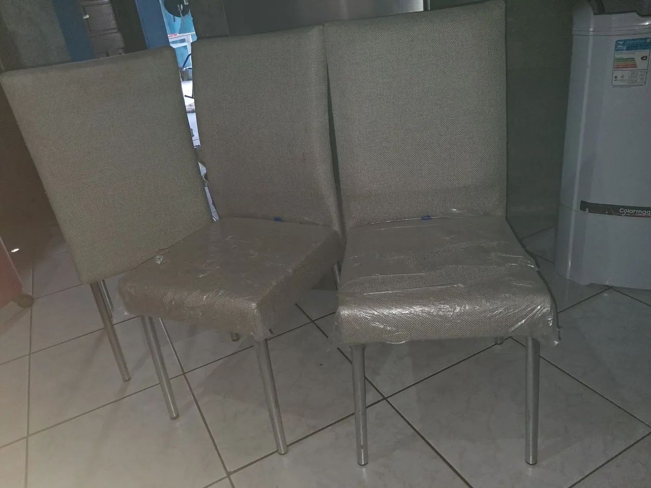3 cadeiras para mesa de jantar perna de ferro - com avaria - Foto 3