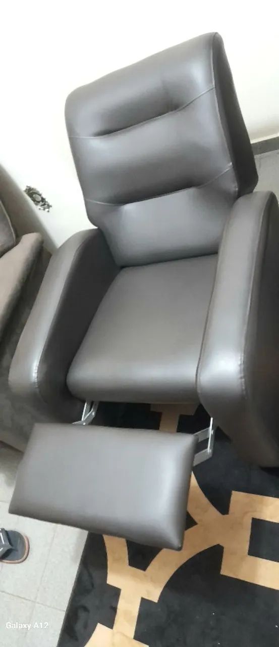 Vendo. Poltrona Reclinável em perfeito estado. Material. Courvim.  Muito confortável.  - Foto 4