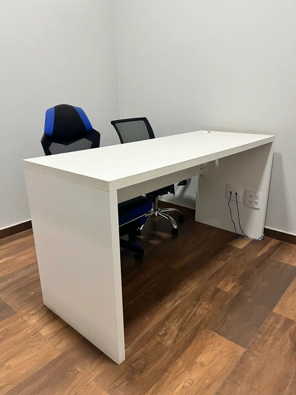 Mesa de escritório em MDF - grande e reforçada. 
