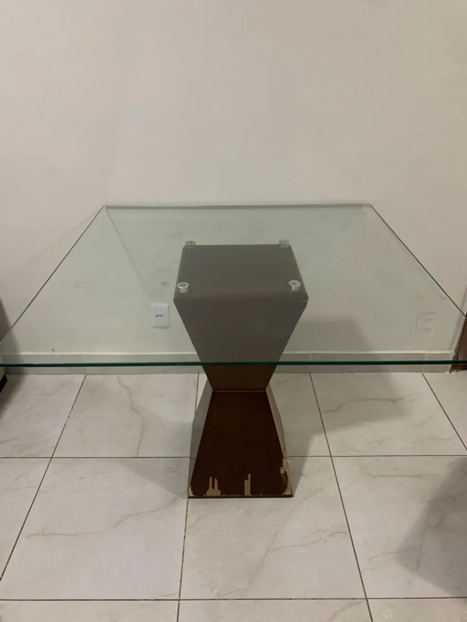 Mesa de vidro com base madeira