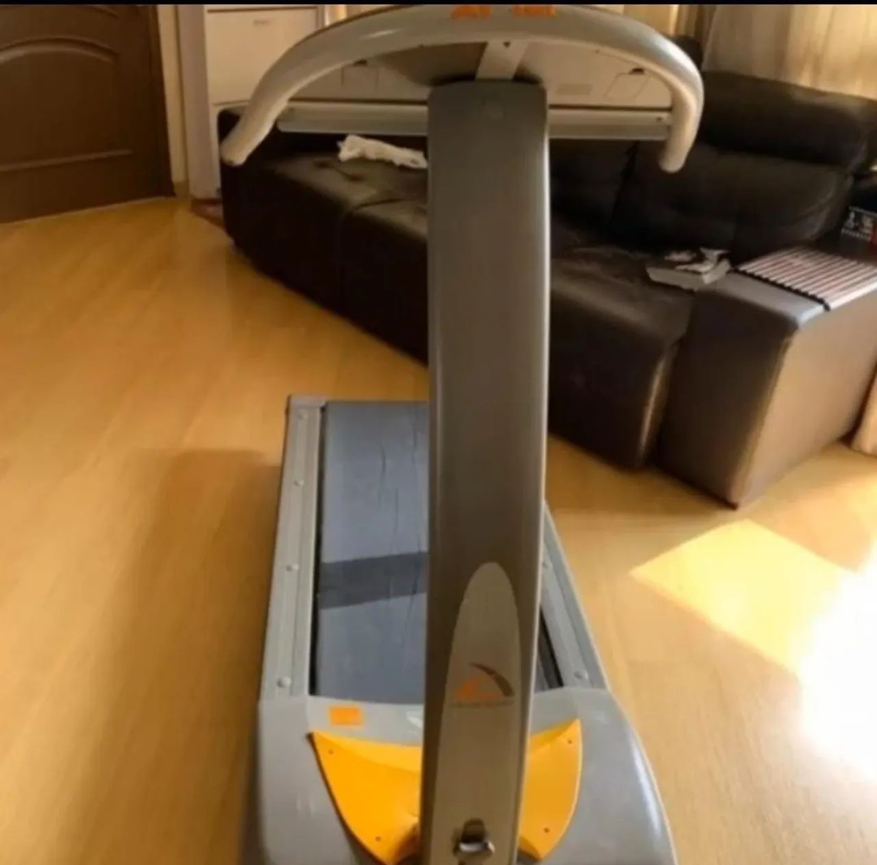 Esteira Athletic Advanced 400EE suporta até 120kg sensor de batimentos cardíacos elevação 