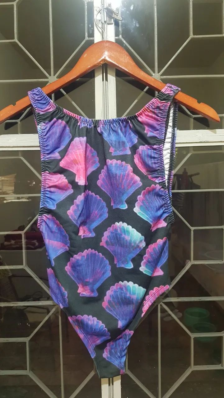 2 lindos bodys/maiôs com estampas de conchas, mulher de ferro e regata hawana de Carnaval  - Foto 2